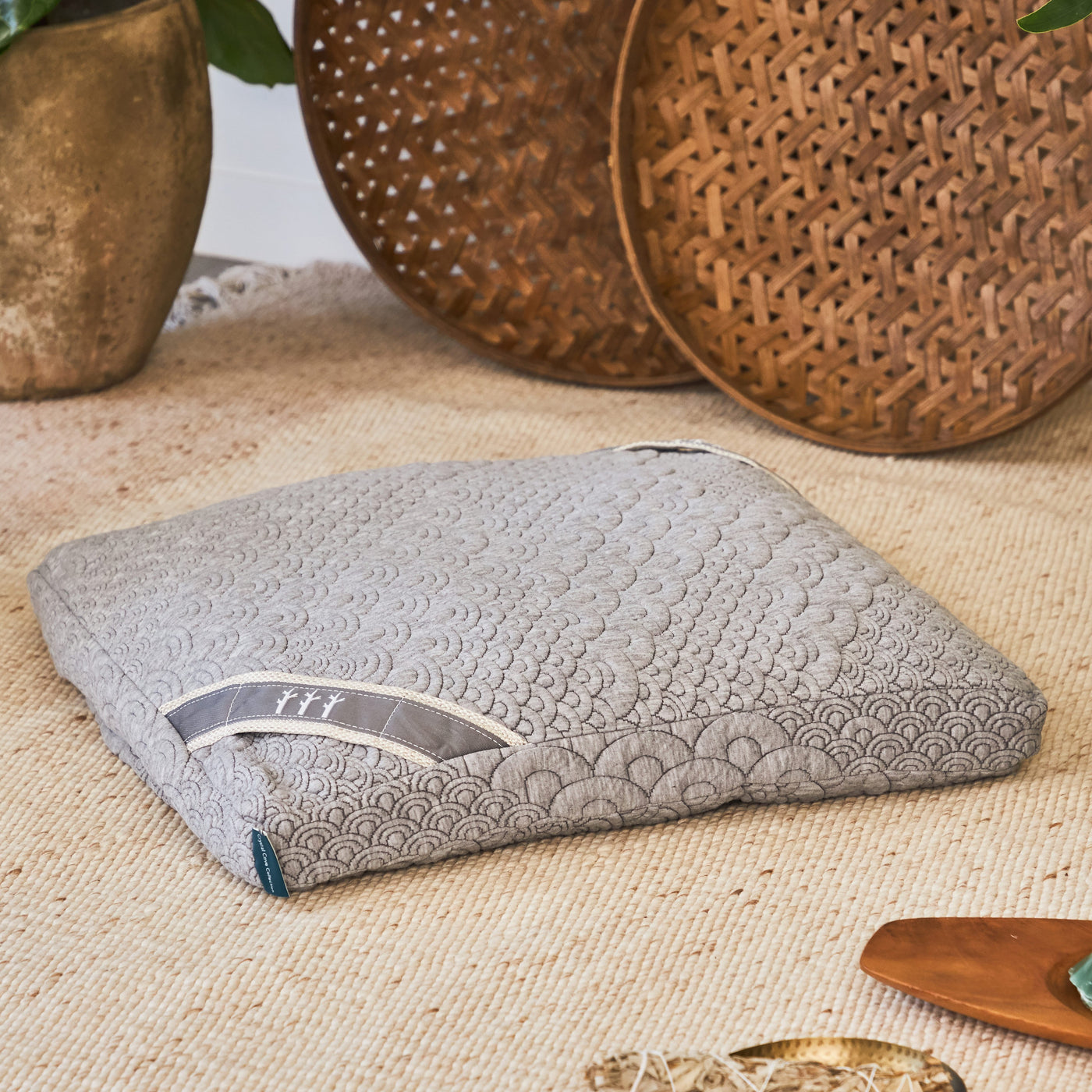 https://www.brentwoodhome.com/cdn/shop/products/CrystalCoveSquareMeditationCushion_1400x.jpg?v=1617312416